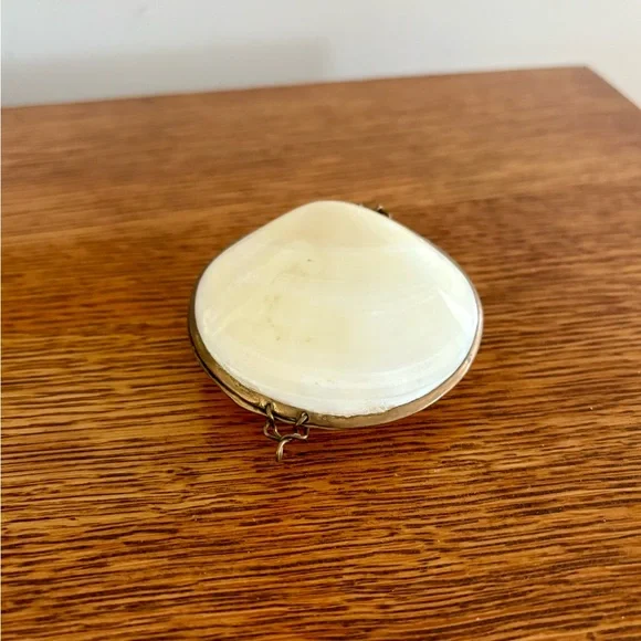 Vintage Shell Compact - Picture 2 of 3